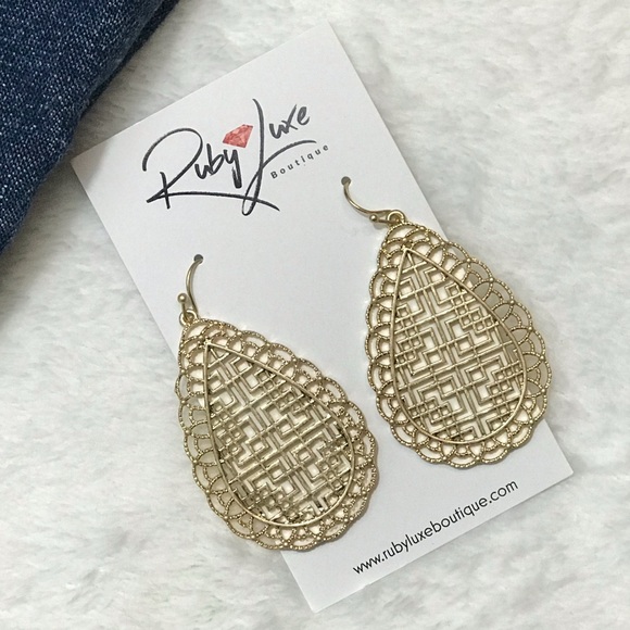 Jewelry - Textured cut out teardrop earrings